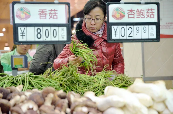 Chinese Customer Buys Vegetables Supermarket Handan City North China Hebei — Stock Photo, Image