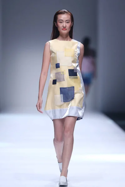 Model Wyświetla Nowe Stworzenie Highstreet Pokaz Mody Podczas Shanghai Moda — Zdjęcie stockowe