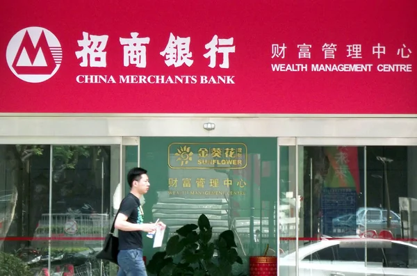 Pedestre Passa Por Uma Filial China Merchants Bank Cmb Cidade — Fotografia de Stock