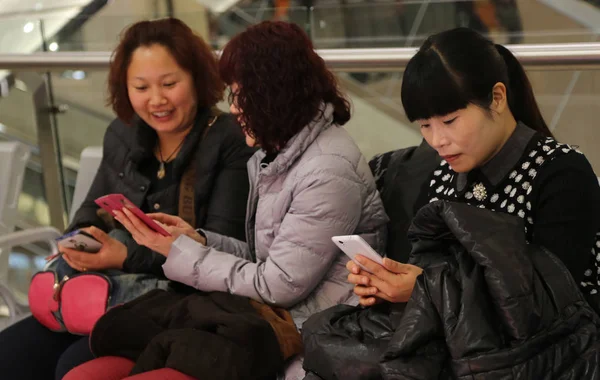 Datei Chinesische Frauen Surfen Mit Ihren Smartphones Einem Einkaufszentrum Der — Stockfoto