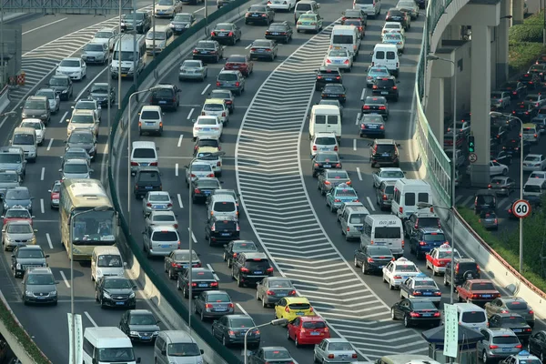 Massas Veículos Movem Lentamente Durante Engarrafamento Estrada Anel Interno Elevada — Fotografia de Stock