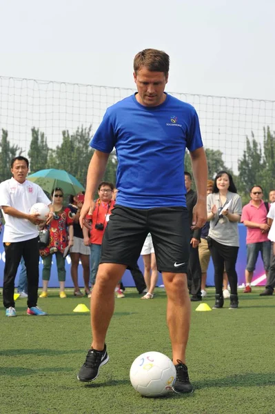 English Soccer Star Michael Owen Shows His Football Skills Promotional — Stock Photo, Image