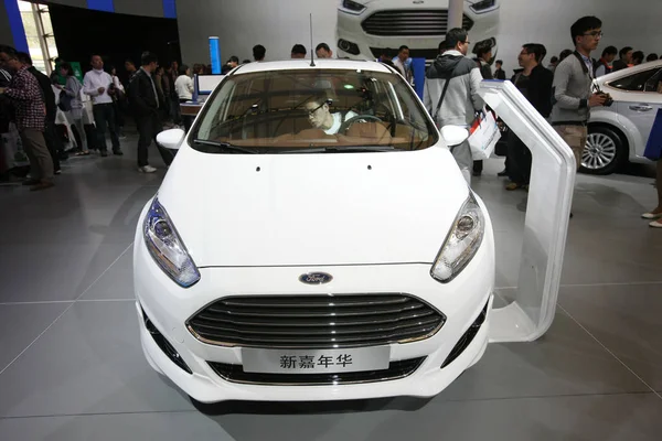 Visitatore Sperimenta Una Ford New Fiesta Durante Mostra Internazionale Dell — Foto Stock