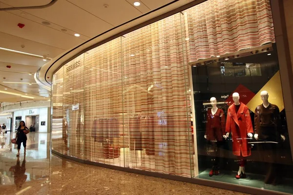 Cliente Passa Davanti Una Boutique Hermes Centro Commerciale Shanghai Cina — Foto Stock