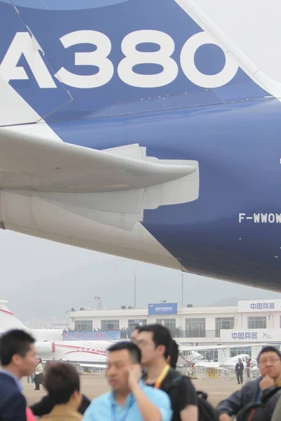 Visitors Walk Airbus A380 Jumbo Jet Display Ahead 10Th China — Stock Photo, Image