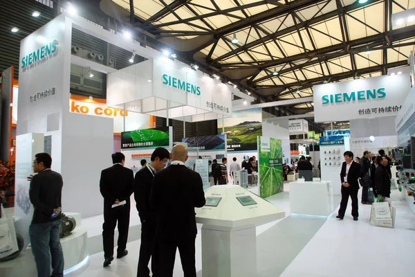 Människor Besöker Monter Simens Den Internationella Industrimässan 2011 Shanghai Kina — Stockfoto