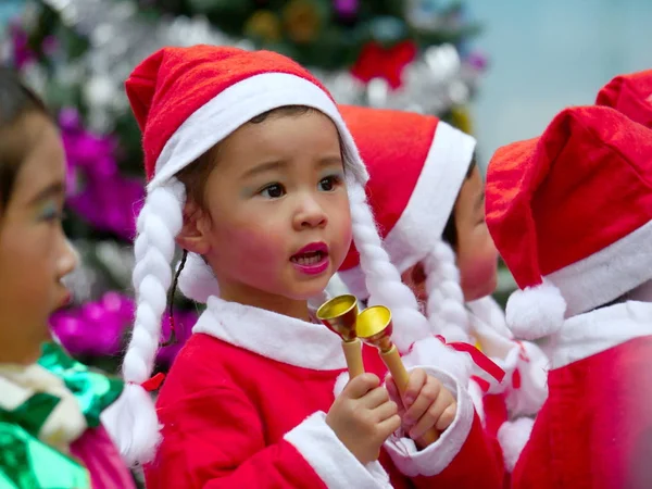 2014年12月24日 身穿圣诞老人服装的孩子们在广东省珠海市的一家幼儿园参加了圣诞庆祝活动 — 图库照片