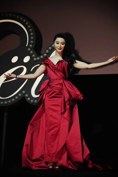 2014年12月12日 中国女星范冰冰在中国上海举行的莫特魔术长笛舞会上摆姿势 — 图库照片