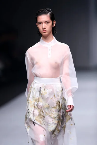 Mannequin Présente Une Nouvelle Création Designer Zhu Chongyun Lors Défilé — Photo