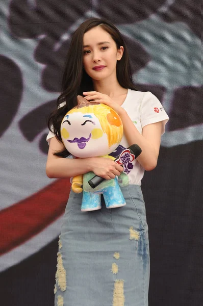 Chinese Actress Yang Poses Charity Event World Heart Day Hangzhou — Stock Photo, Image