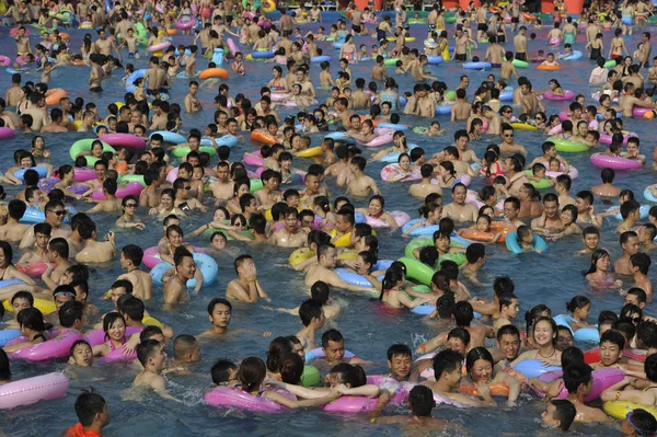 Rekreantů Dav Bazén Ochladit Vodním Parku Horkém Dni Chongqing Čína — Stock fotografie
