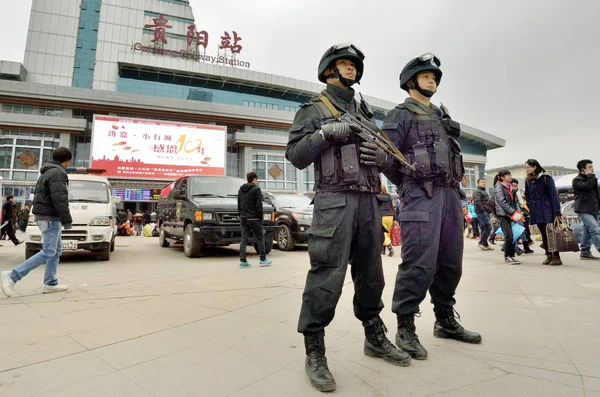 Policías Armados Chinos Vigilan Estación Ferroviaria Guiyang Ciudad Guiyang Suroeste — Foto de Stock