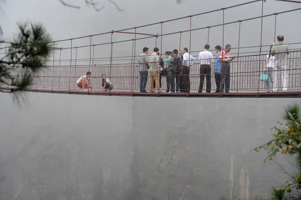 Los Turistas Caminan Cuidadosamente Sobre Puente Plexiglás 300 Metros Largo — Foto de Stock