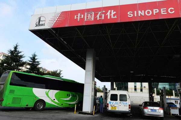 Járművek Várom Hogy Tankoljanak Egy Benzinkútnál Sinopec Qingdao Város Kelet — Stock Fotó