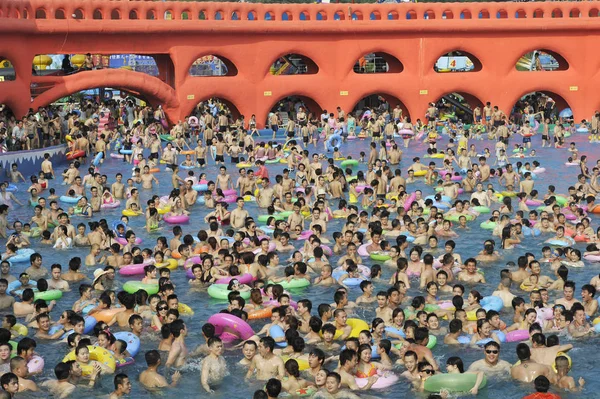 Отдыхающие Толпятся Бассейна Остыть Аквапарке Жаркий День Чунцине Китай Июля — стоковое фото