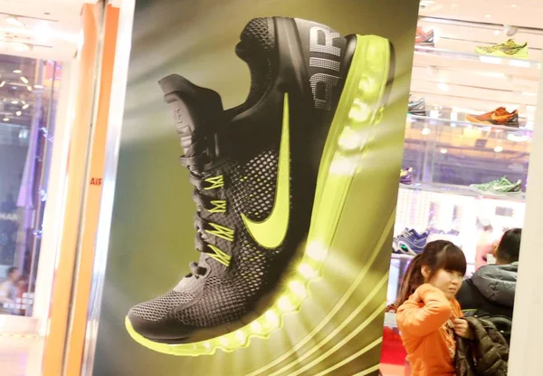 Des Clients Chinois Achètent Des Chaussures Sport Dans Magasin Vêtements — Photo