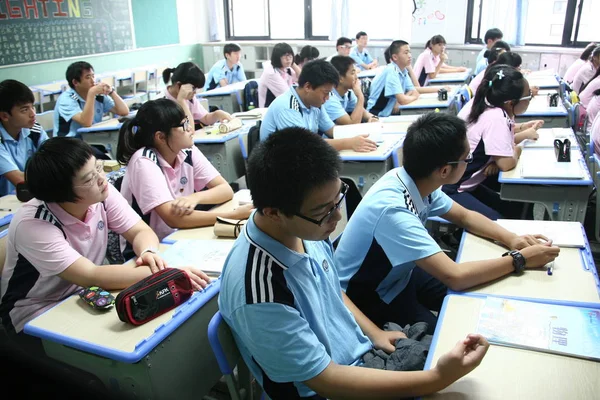 Estudantes Ensino Médio Chinês Ouvem Professor Sala Aula Shanghai High — Fotografia de Stock