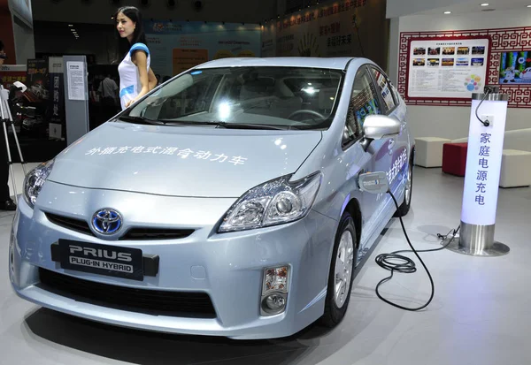 Modell Utgör Med Toyota Prius Plug Hybrid Bil Auto Show — Stockfoto