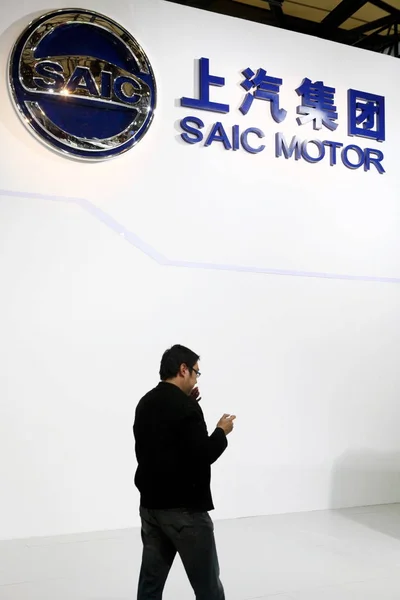 Visitante Passa Pelo Stand Saic Motor 14Th China International Industry — Fotografia de Stock