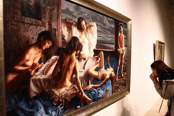 一位参观者仔细看看多伦多的中国画家刘一的作品 2008年北京 在上海美术馆 2012年2月1日 — 图库照片