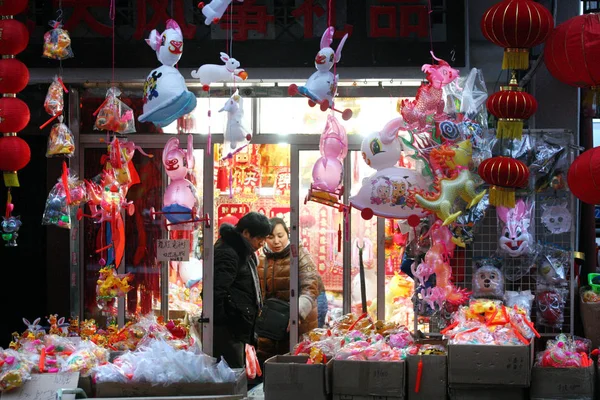 Chinese Customers Buy Lanterns Shop Forthcoming Lantern Festival Shanghai China — Stock Photo, Image