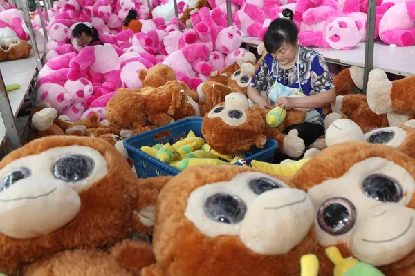 Китайські Робітники Шити Які Іграшки Експортуватися Європейського Союзу Великій Швейній — стокове фото