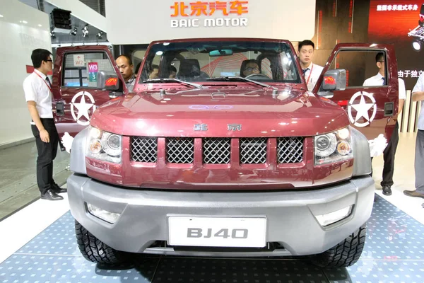 Los Visitantes Observan Prueban Suv Bj40 Baic Motor Durante Exposición —  Fotos de Stock