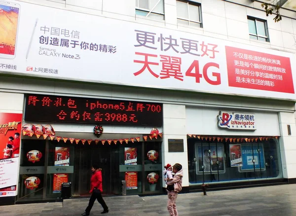 Pedestres Passam Por Uma Filial China Telecom Com Anúncios Para — Fotografia de Stock