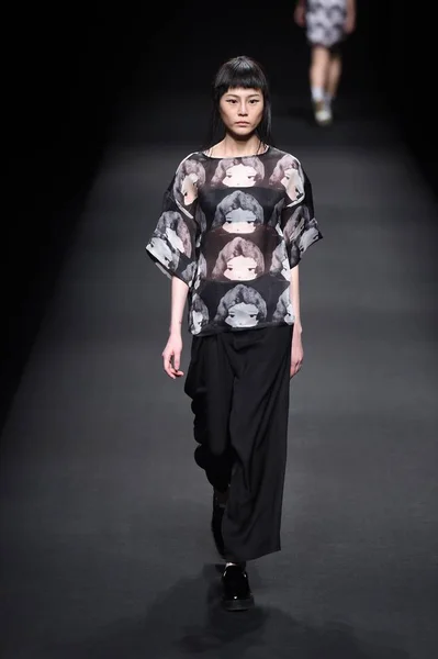 Modell Visar Skapelse Designern Wang Tao Sändning Wang Tao Modevisning — Stockfoto
