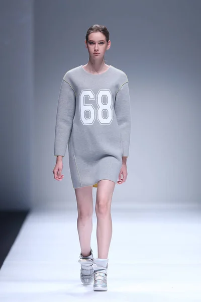 Model Wyświetla Nowe Stworzenie Ten Pokaz Mody Podczas Shanghai Fashion — Zdjęcie stockowe