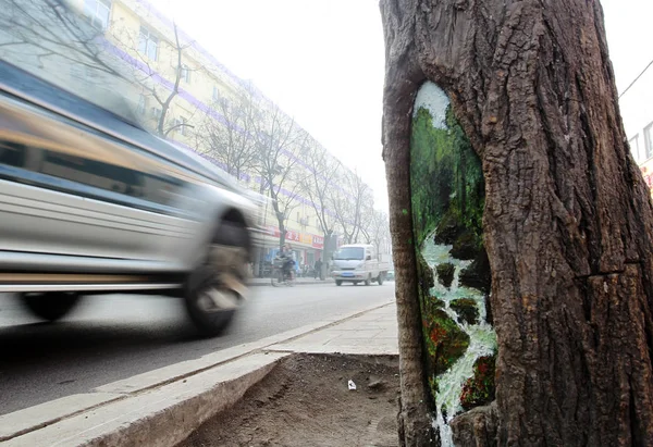 File Taxi Pasa Por Agujero Árbol Pintado Por Estudiante Universitario — Foto de Stock