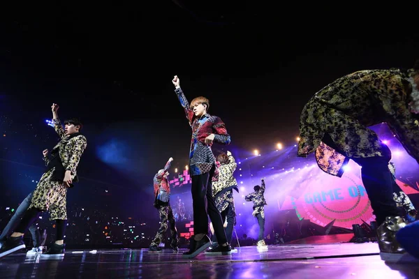 Pop 男孩团体 Exo 在2014年7月18日于中国上海举行的世界巡演 Exoplanet 失落的星球的 Exo 失落的星球 的音乐会上表演 — 图库照片