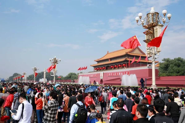 Des Foules Touristes Passent Devant Tian Anmen Rostrum Pendant Les — Photo