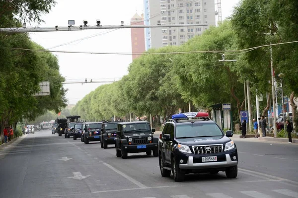 Policías Patrullan Una Carretera Hotan Noroeste Región Autónoma Chinas Xinjiang — Foto de Stock