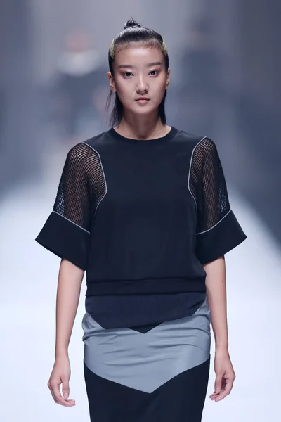 Model Zobrazuje Nové Stvoření Módní Přehlídce Cheng Během Šanghajské Fashion — Stock fotografie