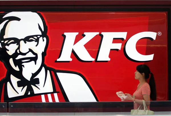 Ein Fußgänger Geht Einer Werbung Für Kfc Yum Marken Der — Stockfoto