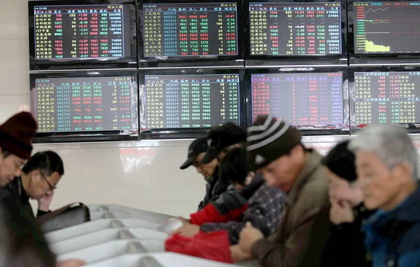 Chińskich Inwestorów Spojrzeć Ceny Akcji Czerwony Dla Cena Rośnie Kolor — Zdjęcie stockowe