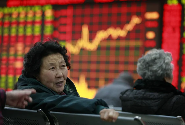 Een Chinese Investeerder Chatten Tevreden Voorkant Van Een Grote Bord — Stockfoto