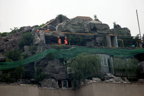 Çinli Işçiler Pekin Apartmanın Çatısında Profesör Zhang Beiqing Tarafından Inşa — Stok fotoğraf