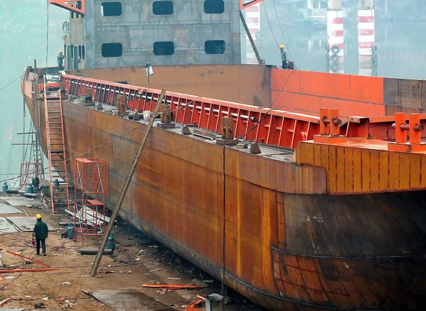 Des Travailleurs Chinois Construisent Navire Dans Chantier Naval Sur Rive Photo De Stock