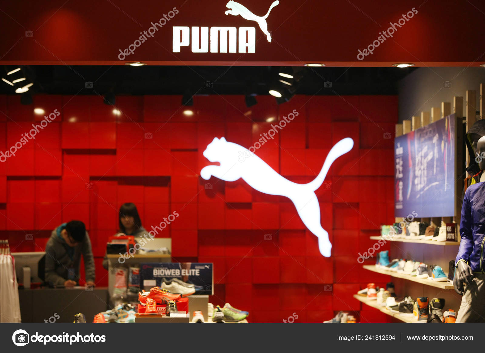 Los Empleados Chinos Ven Una Tienda Ropa Deportiva Alemana Marca Foto editorial de stock 241812594 ChinaImages