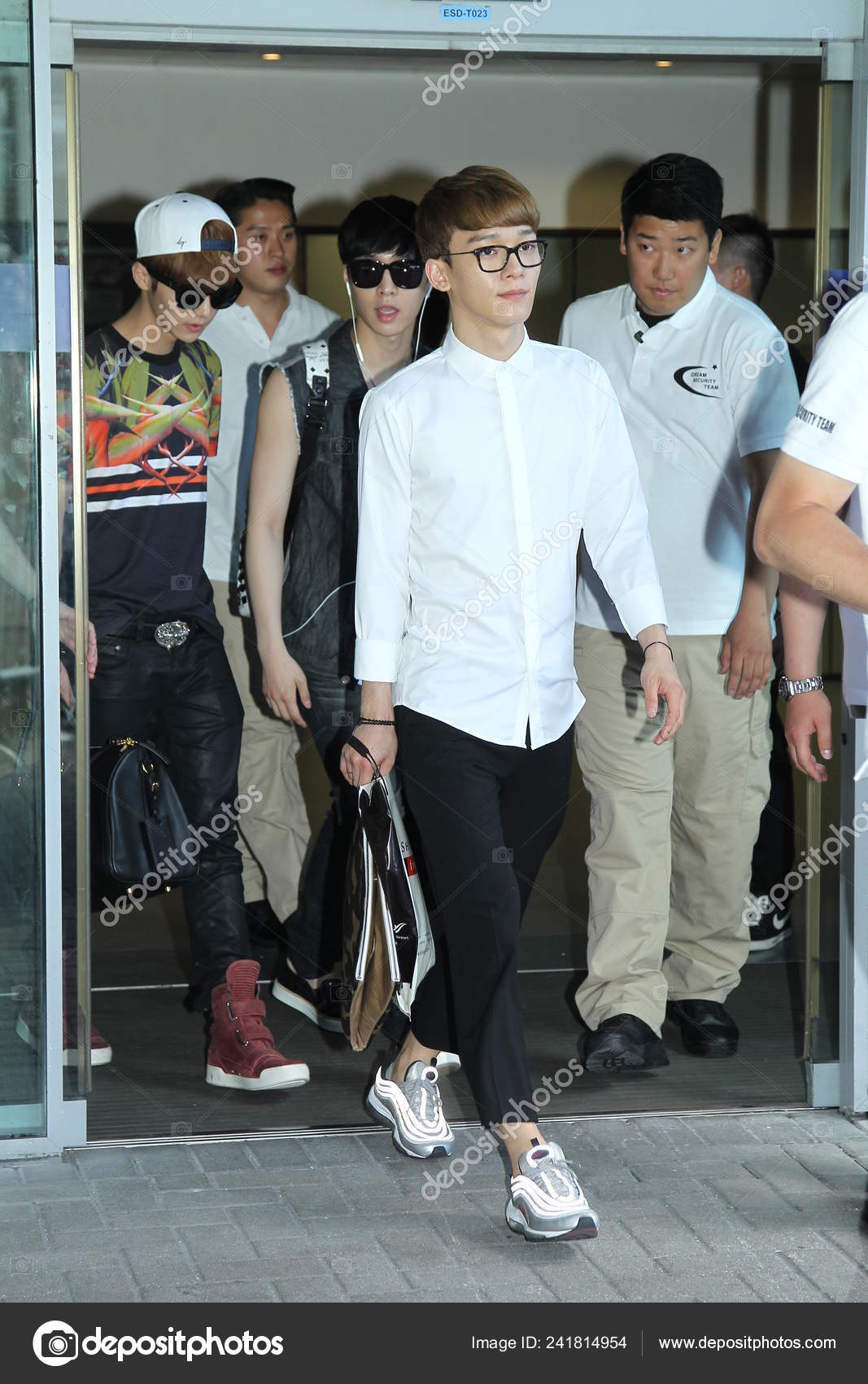Члены Южнокорейской Бойз Группы Exo Прибывают Международный.
