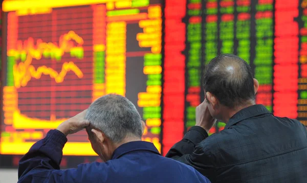 関係の中国の投資家は 2014 日中国東部の安徽省阜陽市で証券家で株式 赤の価格上昇 と価格下落のため緑の価格を表示します — ストック写真