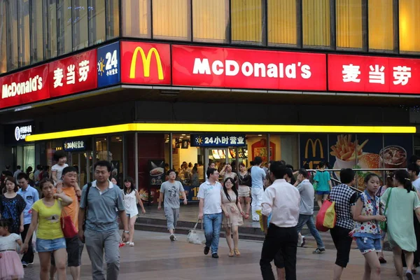 Pedestres Passam Por Restaurante Fast Food Mcdonalds Chongqing China Junho — Fotografia de Stock