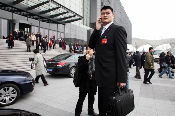 Superstarul Chinez Baschet Yao Ming Alți Delegați Părăsesc Centrul Expo — Fotografie, imagine de stoc