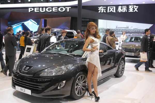 Pessoas Visitam Estande Peugeot Durante Exposição Internacional Indústria Automóvel Xangai — Fotografia de Stock
