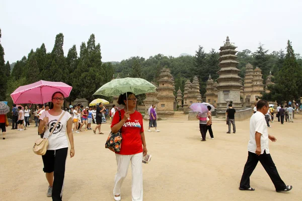 Tourists Visit Pagoda Forest Shaolin Temple Dengfeng City Central Chinas — Stock Photo, Image