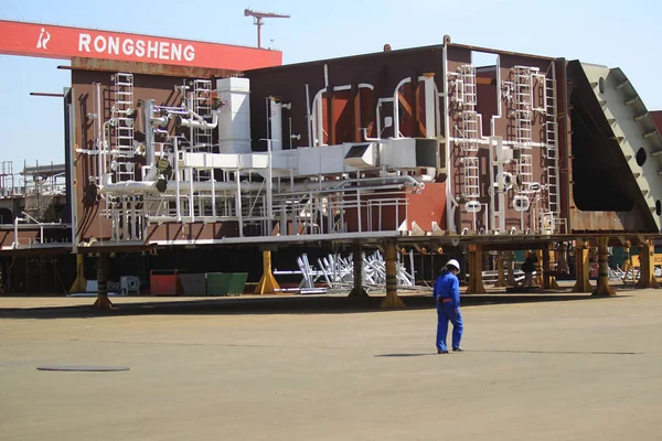 Trabajador Chino Pasa Por Delante Barco Que Está Construyendo Astillero — Foto de Stock