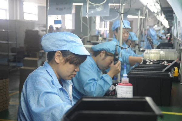 Trabalhadoras Chinesas Produzem Projetores Uma Fábrica Cidade Nanyang Província Central — Fotografia de Stock