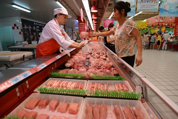 Китайские Покупатели Покупают Свинину Супермаркете Городе Фуян Провинция Аньхой Июля — стоковое фото